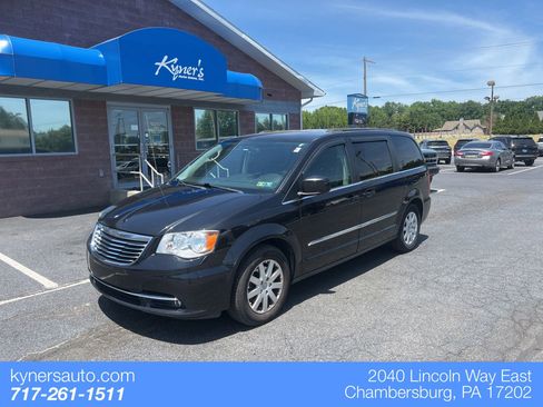Used 2016 Chrysler Town & Country Touring FWD image 1