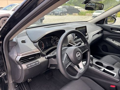 Used 2025 Nissan Altima 2.5 SV FWD image 32
