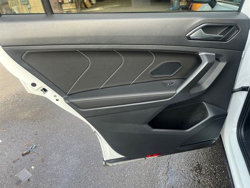 Used 2024 Volkswagen Tiguan SE w/ Panoramic Sunroof Package image 28