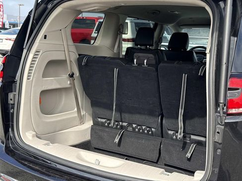 Used 2023 Chrysler Pacifica Touring-L image 11
