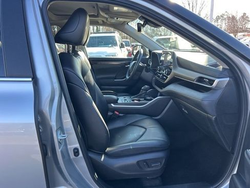 Used 2024 Toyota Highlander XLE image 14