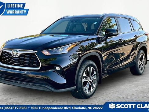 Used 2024 Toyota Highlander XLE AWD/4WD image 3