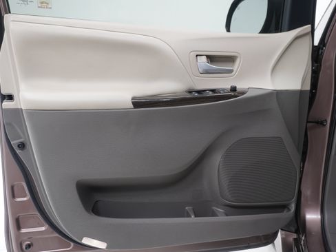 Used 2019 Toyota Sienna XLE FWD image 16