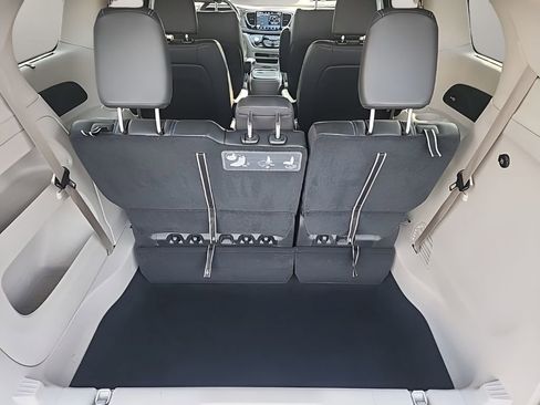 Used 2021 Chrysler Pacifica Touring-L w/ Premium & Safety Sphere Group image 21