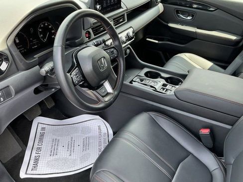 Used 2025 Honda Pilot TrailSport image 15