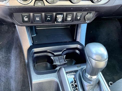Used 2018 Toyota Tacoma TRD Sport w/ Technology Package AWD/4WD image 31
