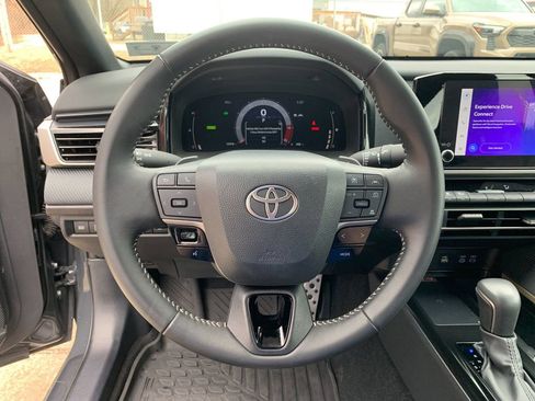 Used 2025 Toyota Camry SE image 27