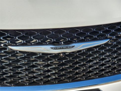 Used 2024 Chrysler Pacifica Touring-L image 11