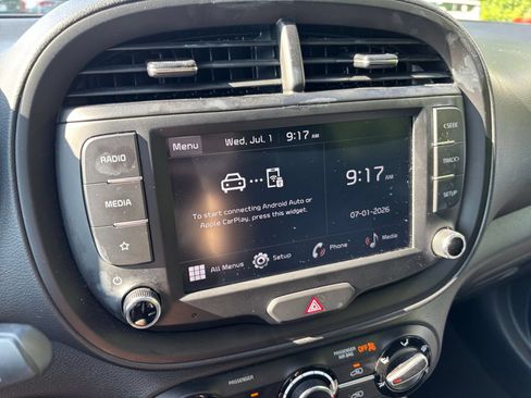 Used 2025 Kia Soul LX w/ LX Technology Package FWD image 17