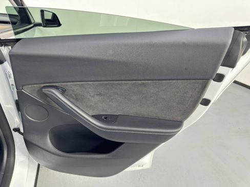 Used 2021 Tesla Model Y Long Range image 45