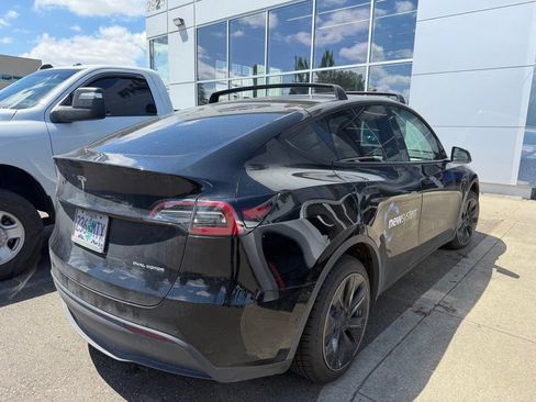Used 2021 Tesla Model Y Long Range AWD/4WD image 5