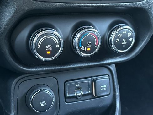 Used 2016 Jeep Renegade Latitude image 20