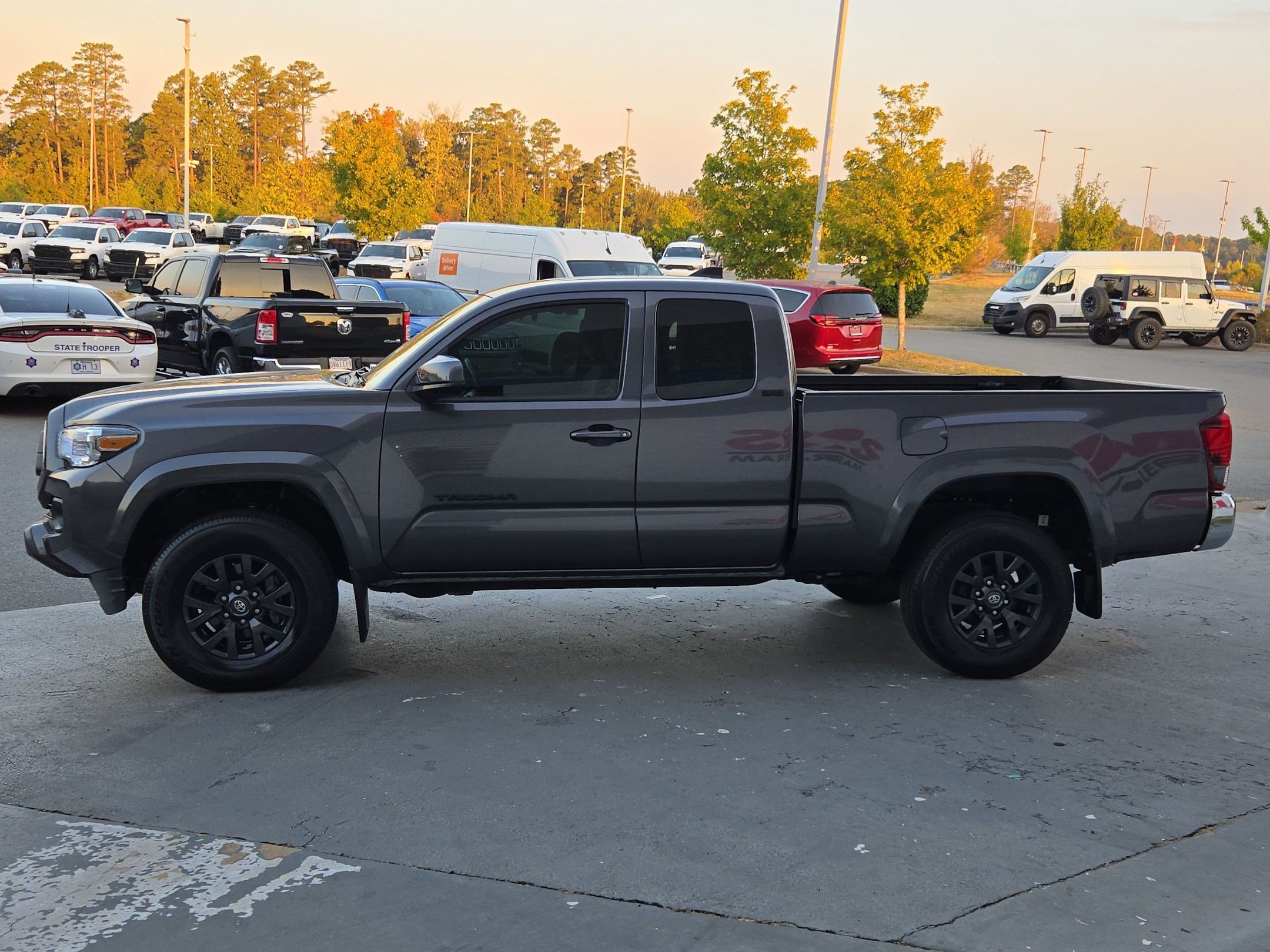 Used 2022 Toyota Tacoma SR5 w/ SR5 Appearance Package (SM) RWD image 4
