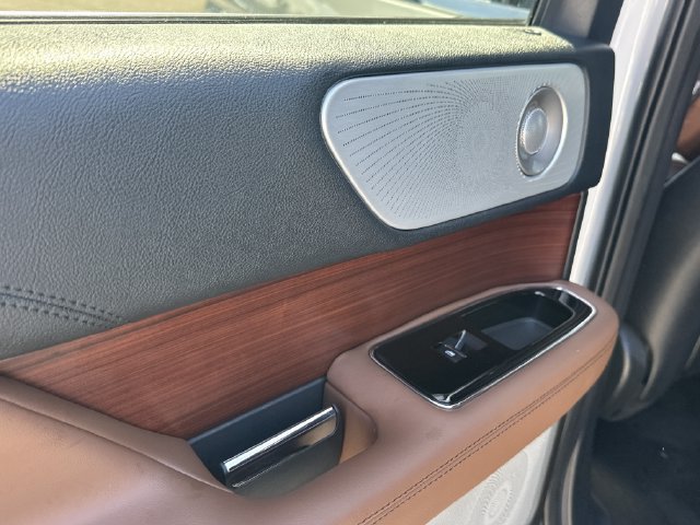 Used 2023 Lincoln Navigator Reserve AWD/4WD image 12