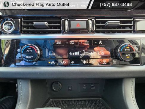 Used 2024 Nissan Pathfinder SL FWD image 35