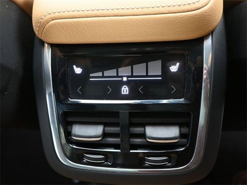 Used 2023 Volvo XC60 B6 Ultimate w/ Climate Package image 35