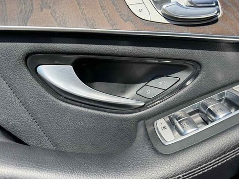 Used 2019 Mercedes-Benz GLC 300 4MATIC w/ AMG Line image 28