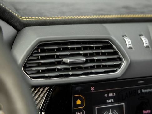 Used 2024 Lamborghini Urus Performante AWD/4WD image 35