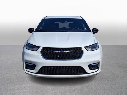 Used 2025 Chrysler Pacifica Select image 2