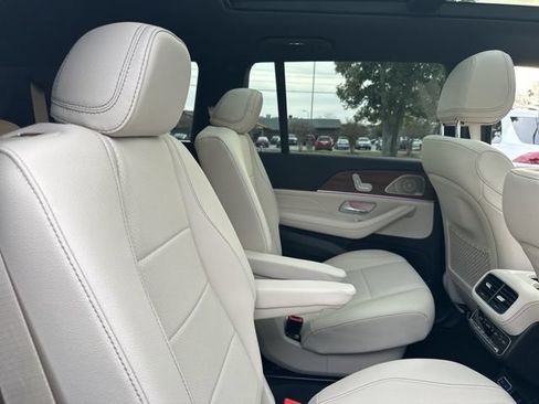 Used 2025 Mercedes-Benz GLS 450 4MATIC image 32