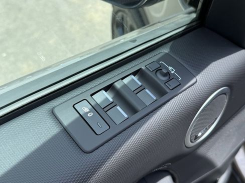 New 2025 Land Rover Discovery Dynamic SE image 18