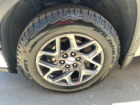 Used 2022 GMC Sierra 1500 SLT AWD/4WD image 16