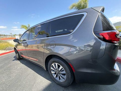 Used 2023 Chrysler Pacifica Touring-L FWD image 12