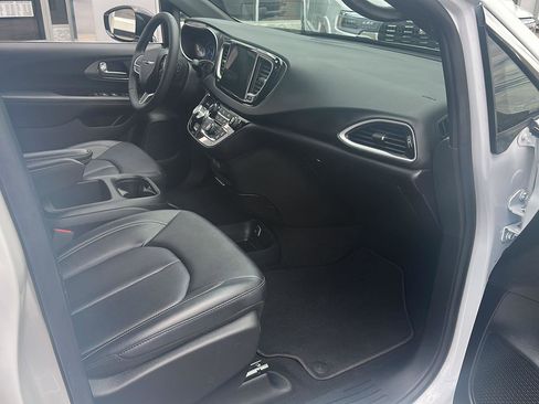 Used 2025 Chrysler Pacifica Select image 5