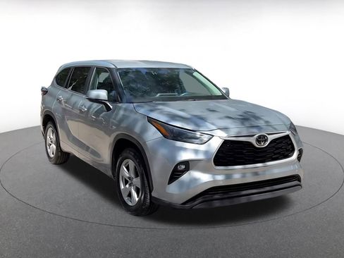 Used 2025 Toyota Highlander LE FWD image 3