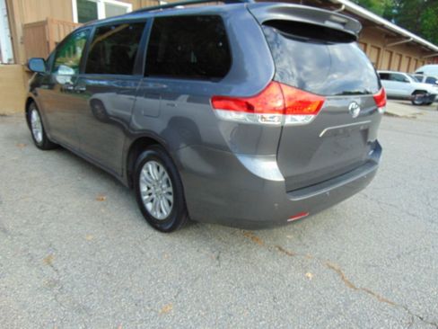 Used 2014 Toyota Sienna XLE w/ Entertainment Package FWD image 19