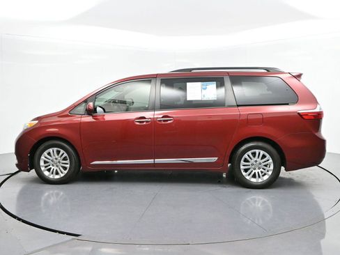 Used 2017 Toyota Sienna XLE w/ XLE Navigation Package FWD image 4