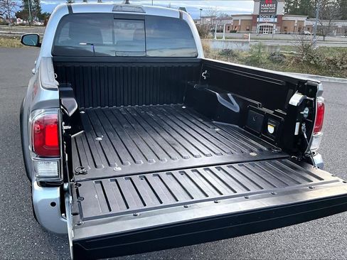 Used 2022 Toyota Tacoma TRD Off-Road w/ Technology Package image 19