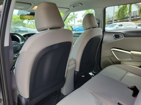 Used 2025 Kia Soul LX w/ LX Technology Package FWD image 11