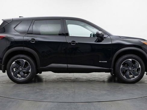 Used 2025 Nissan Rogue SV image 11