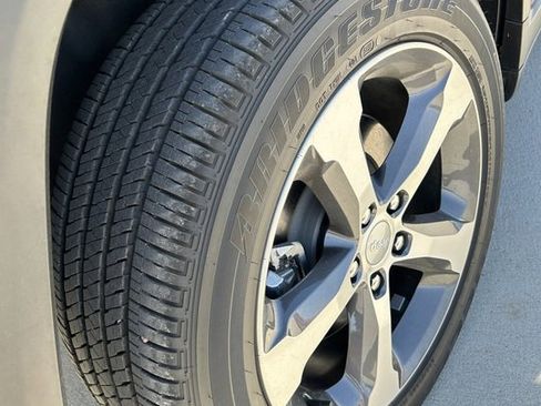 Used 2023 Jeep Grand Cherokee 4WD 4xe w/ Luxury Tech Group II image 27