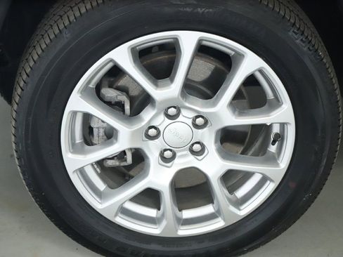 Used 2024 Jeep Compass Latitude image 37