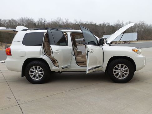 Used 2013 Toyota Land Cruiser image 22