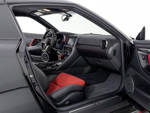 Used 2017 Nissan GT-R NISMO image 27