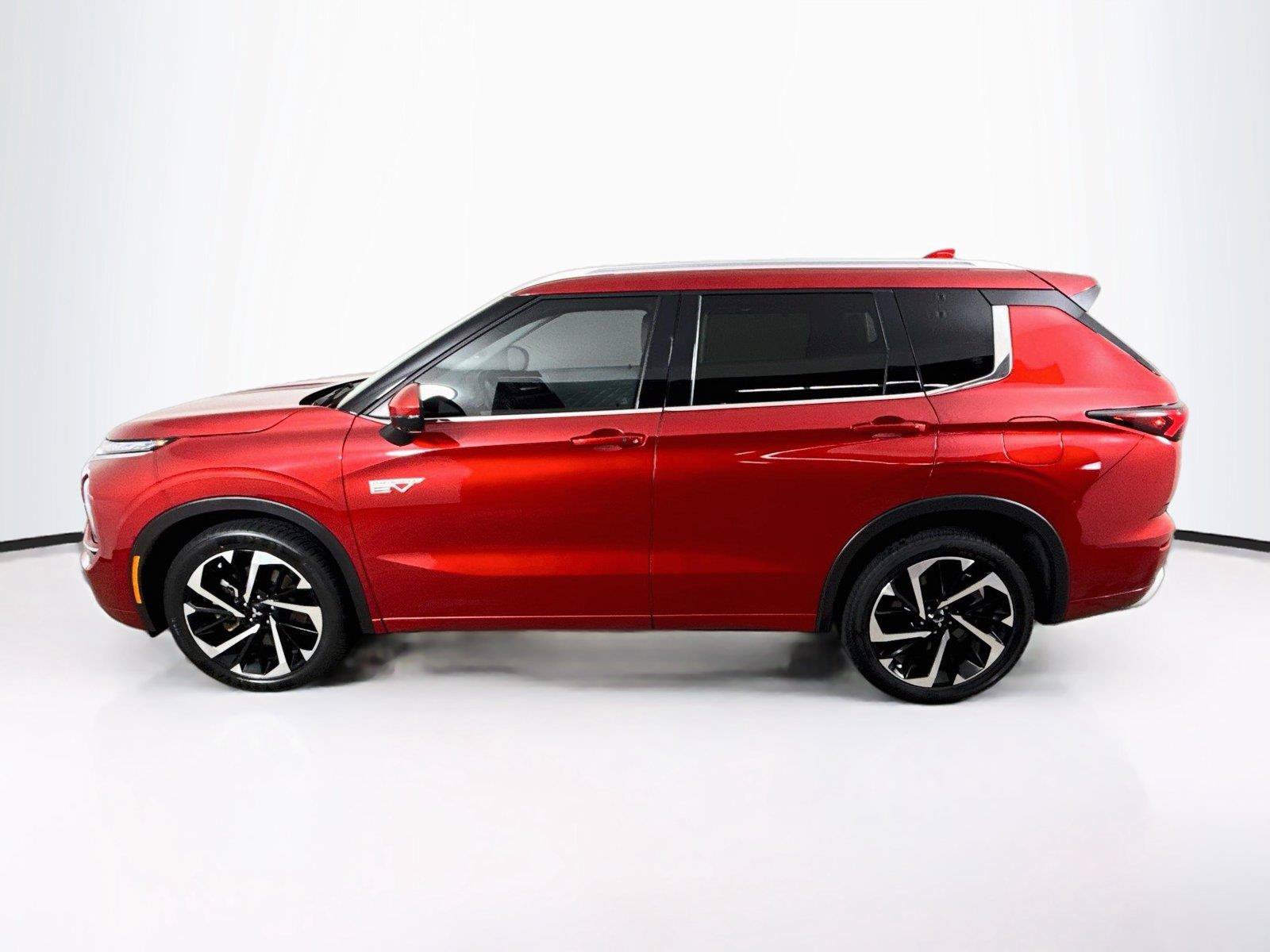 Used 2024 Mitsubishi Outlander 4WD Plug-In Hybrid image 2