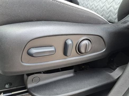 Used 2023 Chevrolet Equinox LT FWD image 5
