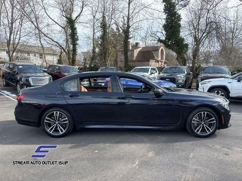 Used 2022 BMW 750i xDrive w/ Executive Package AWD/4WD image 12