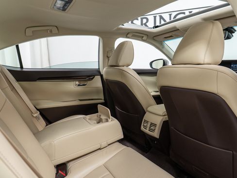 Used 2016 Lexus ES 350 w/ Luxury Package w/Wood Trim image 23