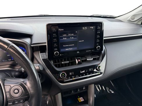 Used 2022 Toyota Corolla Cross XLE image 12