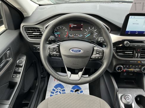 Used 2022 Ford Escape SE w/ SE Sport Appearance Package image 9