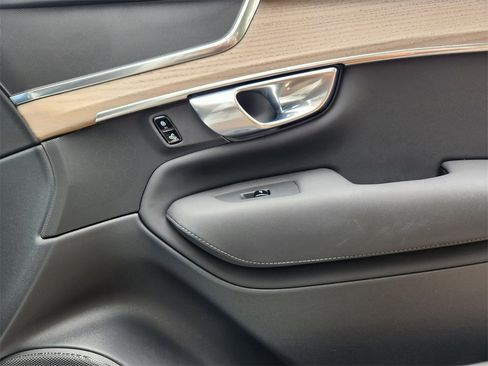 Used 2025 Volvo XC90 B6 Plus image 21