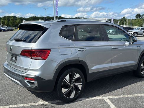 Used 2023 Volkswagen Taos SE w/ Panoramic Sunroof Package AWD/4WD image 5