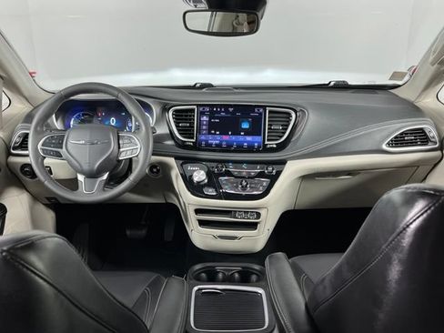 Used 2023 Chrysler Pacifica Touring-L FWD image 11