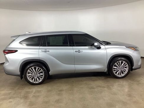 Used 2024 Toyota Highlander Platinum AWD/4WD image 7