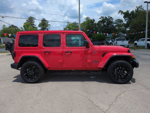 Used 2025 Jeep Wrangler Unlimited Sahara w/ Safety Group AWD/4WD image 3