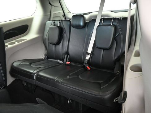 Used 2023 Chrysler Pacifica Touring-L FWD image 31